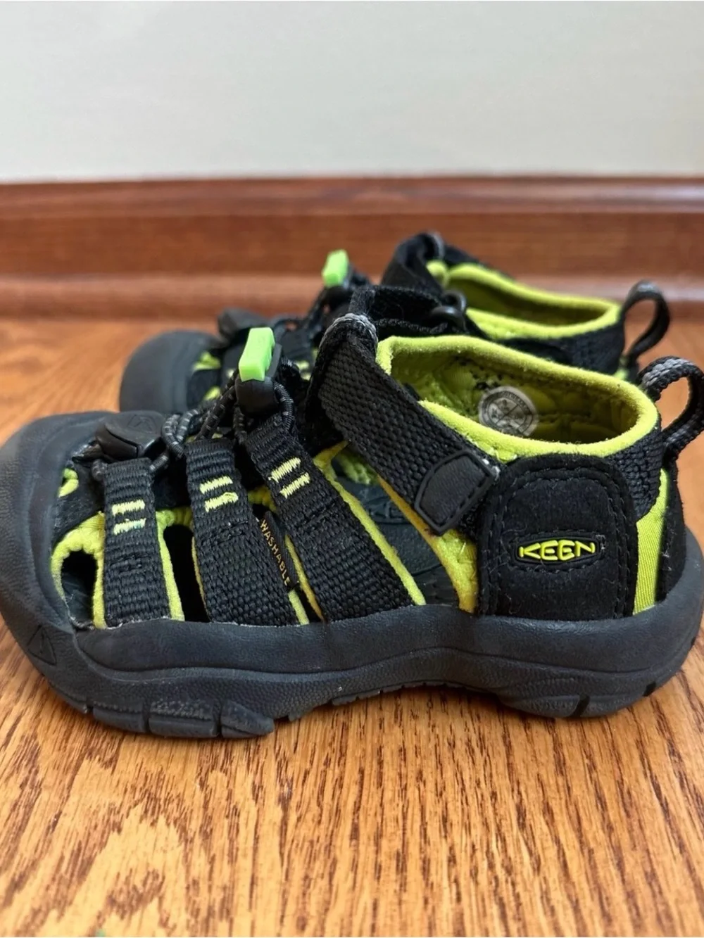 KEEN Newport Closed Toe Sandals Boys Size 8 Black/Green